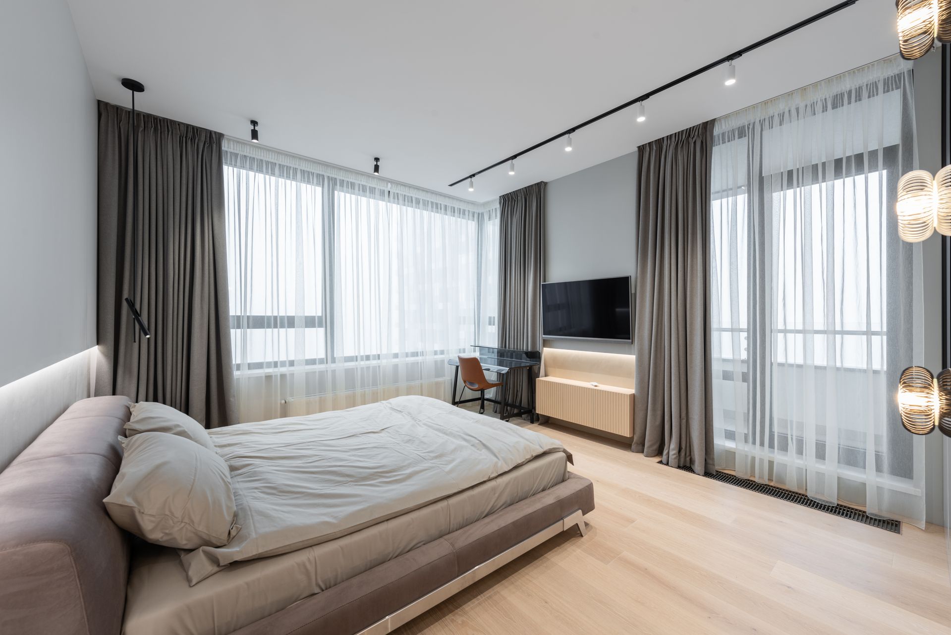Bedroom Stone: Side Tables That Outlive Trends